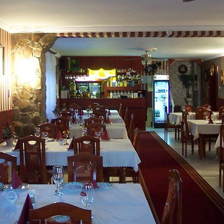 Aranyhordo Panzio Etterem Es Pizzeria Otel Pere Dış mekan fotoğraf