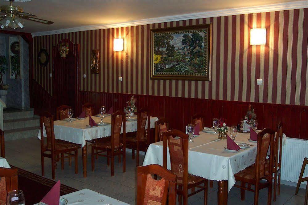 Aranyhordo Panzio Etterem Es Pizzeria Otel Pere Dış mekan fotoğraf